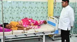 Foto: Bupati Sumenep Achmad Fauzi Wongsojudo saat mendatangi salah satu pasien dan memberikan semangat untuk sembuh.