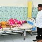 Foto: Bupati Sumenep Achmad Fauzi Wongsojudo saat mendatangi salah satu pasien dan memberikan semangat untuk sembuh.