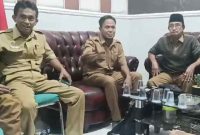 Raden Achmad Asy'ari, Kepala SDN Kebunagung ll bersama perwakilan Dinas Pendidikan Kabupaten Sumenep saat mendengarkan langsung pengakuan beberapa siswa dan orang tua siswa yang menjadi korban dugaan pencabulan Oknum Guru PNS Cabul inisial 'SO'