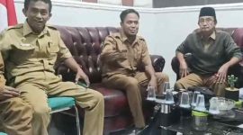 Raden Achmad Asy'ari, Kepala SDN Kebunagung ll bersama perwakilan Dinas Pendidikan Kabupaten Sumenep saat mendengarkan langsung pengakuan beberapa siswa dan orang tua siswa yang menjadi korban dugaan pencabulan Oknum Guru PNS Cabul inisial 'SO'