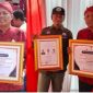 Foto: Kades Sapeken Terima Penghargaan Juara I Desa Prospektif Good Govermance Pengelolaan Keuangan Desa Tahun 2023 yang dierahkan langsung oleh Bupati secara simbolis (kiri) , 2 perangkat desa Sapeken tampak bangga memegang 2 sertifikat penghargaan desanya (kanan) 
