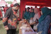 Foto: Bupati Sumenep saat menyambangi gerai UMKM Desa Paberasan dan produk-pruduk unggulan yang dipasarkan saat acara puncak 
Peringatan Bulan Bhakti Gotong Royong Masyarakat (BBGRM) XXI dan Hari Kesatuan Gerak PKK ke-52 Tahun 2024, di Lapangan Tunas Muda Desa Paberasan, Rabu (29/05/2024).