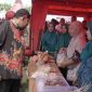 Foto: Bupati Sumenep saat menyambangi gerai UMKM Desa Paberasan dan produk-pruduk unggulan yang dipasarkan saat acara puncak 
Peringatan Bulan Bhakti Gotong Royong Masyarakat (BBGRM) XXI dan Hari Kesatuan Gerak PKK ke-52 Tahun 2024, di Lapangan Tunas Muda Desa Paberasan, Rabu (29/05/2024).