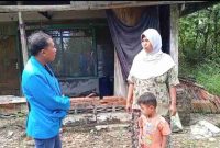 Foto: Humas IWO Pamekasan, Ansori saat mendatangi gubuk reyot milik Hamidah yang hanya tinggal bersama anak yatim .