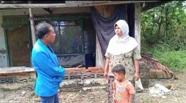 Foto: Humas IWO Pamekasan, Ansori saat mendatangi gubuk reyot milik Hamidah yang hanya tinggal bersama anak yatim .