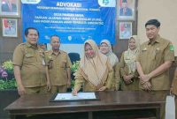 Ket foto: Kepala Dinas Kesehatan Pengendalian Penduduk dan Keluarga Berencana (Dinkes P2KB) Kabupaten Sumenep dr. Ellya Fardasah, saat mengikuti  Forum Advokasi Program Keamanan Pangan Terpadu di Ruang Rapat Potre Koneng Kantor Bappeda Kabupaten Sumenep (ft: Kominfo)