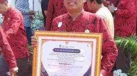 Kades Sapeken Terima Penghargaan Juara I Desa Prospektif Good Govermance Pengelolaan Keuangan Desa Tahun 2023
