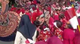 Foto: Momen Bupati Sumenep Achmad Fauzi Wongsojudo menaiki kereta musik tongtong bersama Ketua AKD Miskun Legiyono yang disambut bak Sultan oleh masyarakat desa Paberasan, Kecamatan Kota Sumenep. 