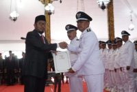 Foto: Ketua AKD Sapeken Joni Junaidi saat menerima SK Perpanjangan masa jabatan dari Bupati Sumenep Achmad Fauzi Wongsojudo 