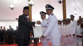 Foto: Ketua AKD Sapeken Joni Junaidi saat menerima SK Perpanjangan masa jabatan dari Bupati Sumenep Achmad Fauzi Wongsojudo 