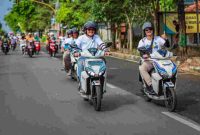 Foto: Bupati Sumenep Achmad Fauzi Wongsojudo saat menaiki motor listrik ( dok: istimewa )