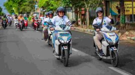 Foto: Bupati Sumenep Achmad Fauzi Wongsojudo saat menaiki motor listrik ( dok: istimewa )