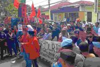 Foto: GMNI Sumenep bersama keluarga korban gelar aksi demo di Polres Sumenep