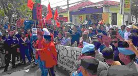 Foto: GMNI Sumenep bersama keluarga korban gelar aksi demo di Polres Sumenep