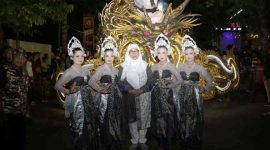 Foto : Wabup Sumenep tampak anggun saat melepas acara Parade Musik Tongtong Semarak Bukan Bunga Karno di Lapangan Giling.