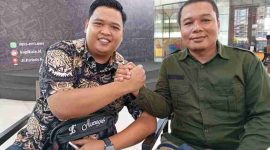 Foto: Mustafa dan Gabrael saat bertemu di  cafe  depan Polda Sulsel