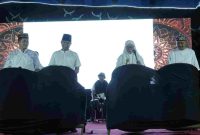 Foto: Wabup, Kapolres, Dandim dan Sekda Sumenep kompak menabuh bedug dan takbiran Idul Adha di Lapangan Kesenian Sumekar (LKS) Minggu (16/06/2024).