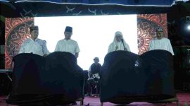 Foto: Wabup, Kapolres, Dandim dan Sekda Sumenep kompak menabuh bedug dan takbiran Idul Adha di Lapangan Kesenian Sumekar (LKS) Minggu (16/06/2024).