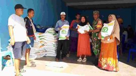 Foto: Pemdrintah desa Bira Tengah Sampang distribusikan Bantuan Beras Bulog untuk 421 KPM