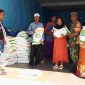 Foto: Pemdrintah desa Bira Tengah Sampang distribusikan Bantuan Beras Bulog untuk 421 KPM