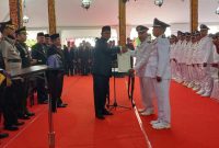 Foto: Bupati Sumenep Achmad Fauzi Wongsojudo resmi mengukuhkan dan menyerahkan ratusan SK Perpanjangan masa jabatan Kades 