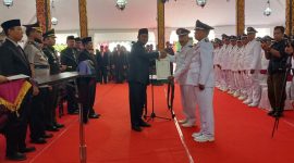 Foto: Bupati Sumenep Achmad Fauzi Wongsojudo resmi mengukuhkan dan menyerahkan ratusan SK Perpanjangan masa jabatan Kades 