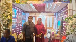 Foto: Camat Arjasa Aynizar Sukma didampingi perempuan cantik saat pose di depan stand Festival Desa Wisata Kecamatan Arjasa .