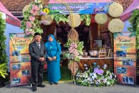 Foto: Camat Kangayan Nurullah bersama sang istri 