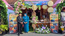 Foto: Camat Kangayan Nurullah bersama sang istri 