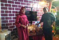 Foto: Didampingi perempuan anggun, Camat Arjasa memperlihatkan produk UMKM hasil tangan tangan kreativitas masyakarat di wilayah kepemimpinannya.