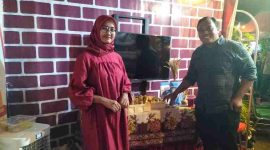 Foto: Didampingi perempuan anggun, Camat Arjasa memperlihatkan produk UMKM hasil tangan tangan kreativitas masyakarat di wilayah kepemimpinannya.