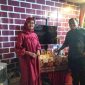 Foto: Didampingi perempuan anggun, Camat Arjasa memperlihatkan produk UMKM hasil tangan tangan kreativitas masyakarat di wilayah kepemimpinannya.