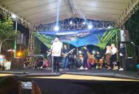 Foto : Bupati Sumenep Achmad Fauzi Wongsojudo menyanyikan lagu terbarunya di depan pengunjung Festival Desa Wisata 