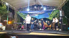 Foto : Bupati Sumenep Achmad Fauzi Wongsojudo menyanyikan lagu terbarunya di depan pengunjung Festival Desa Wisata 