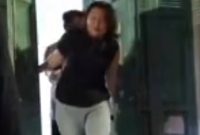 Foto saat aipda Thamrin  saat menyeret isti dari lantai 3 sampai keluar rumah  di Jl. Pampang 5 Makassar