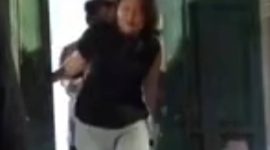 Foto saat aipda Thamrin  saat menyeret isti dari lantai 3 sampai keluar rumah  di Jl. Pampang 5 Makassar