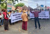 Foto: Puluhan orang mengatasnamakan keluarga Dila menggelar aksi di depan Mapolres Suemnep, minta keadilan agar para pelaku penganiayaan segera ditangkap 