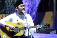 Foto: Usai memberikan sambutan pada acara festival musik pelajar, Bupati Sumenep menyanyikan lagu terbaru ciptaannya sendiri berjudul Manusia Biasa. 