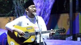 Foto: Usai memberikan sambutan pada acara festival musik pelajar, Bupati Sumenep menyanyikan lagu terbaru ciptaannya sendiri berjudul Manusia Biasa. 