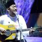 Foto: Usai memberikan sambutan pada acara festival musik pelajar, Bupati Sumenep menyanyikan lagu terbaru ciptaannya sendiri berjudul Manusia Biasa. 