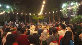 Foto: Ribuan orang tumpah ruang padati  Tajamara Food Court.