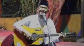 Foto: Bupati Sumenep menyanyikan lagu terbarunya usai membuka acara Festival Musik Pelajar dan Mahasiswa di depan Kantor PT. Garam, Kecamatan Kalianget.
