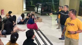 Foto: Polres Sumenep hanya berhasil mengamankan miras dan pengunjung di dua Cafe, namun di tempat karaoke lain dan tempat yang menjadi sarang Miras di depan rumah Wabup Sumenep dan di Jl. Lingkar Timur Talangan aman- aman saja  

