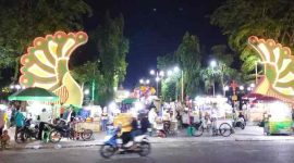 Foto:  Puluhan PKL dan wahana permainan anak anak tampak memadati areal Taman Bunga Sumenep efek kegiatan parade Musik Tongtong yang diselenggarakan Pemerintah Daerah.