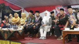 Foto: Sekda Sumenep, Ir. Edy Rasyadi, M.Si duduk sejajar dengan Wakil Bupati Sumenep bersama sejumlah pejabat saat acara pelepasan Parade Musik Tongtong Semarak Bulan Bunga Karno 
