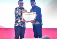 Foto: Bupati Sumenep menerima  penghargaan dari Badan Kependudukan dan Keluarga Berencana Nasional (BKKBN) RI, dalam program Dana Alokasi Khusus sub Bidang Keluarga Berencana di Semarang, Jawa Tengah saat menghadiri  rangkaian kegiatan Hari Keluarga Nasional (Harganas) 2024.