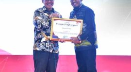 Foto: Bupati Sumenep menerima  penghargaan dari Badan Kependudukan dan Keluarga Berencana Nasional (BKKBN) RI, dalam program Dana Alokasi Khusus sub Bidang Keluarga Berencana di Semarang, Jawa Tengah saat menghadiri  rangkaian kegiatan Hari Keluarga Nasional (Harganas) 2024. 
