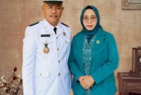 Foto: Kades Pagerungan Besar Yulandi Abd. Rochim bersama sang istri 