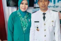 Foto: Kepala desa Paliat, Maharuddin bersama istri tercinta 