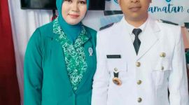 Foto: Kepala desa Paliat, Maharuddin bersama istri tercinta 
